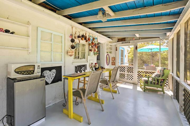 Oceanfront White Stone Cottage w / Private Beach!