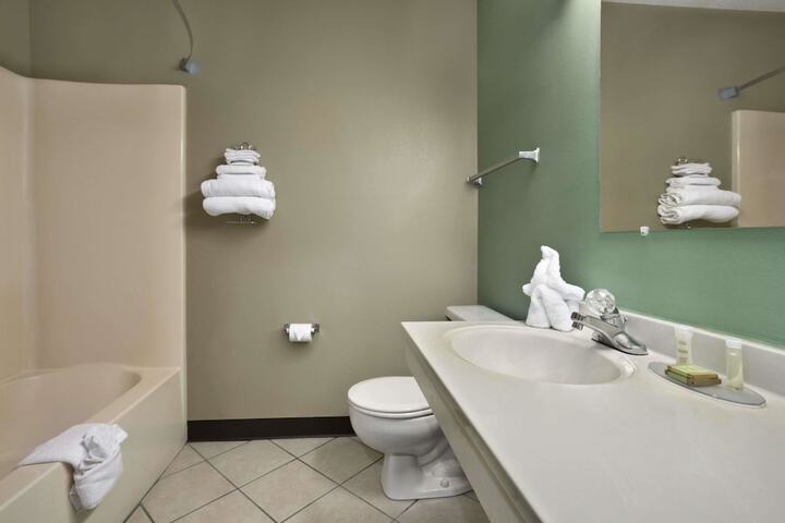 Room 10 of 14