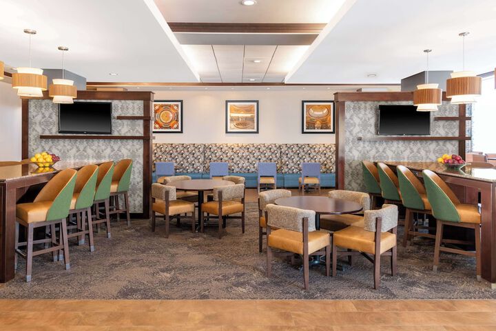 Hampton Inn & Suites Madison / Downtown