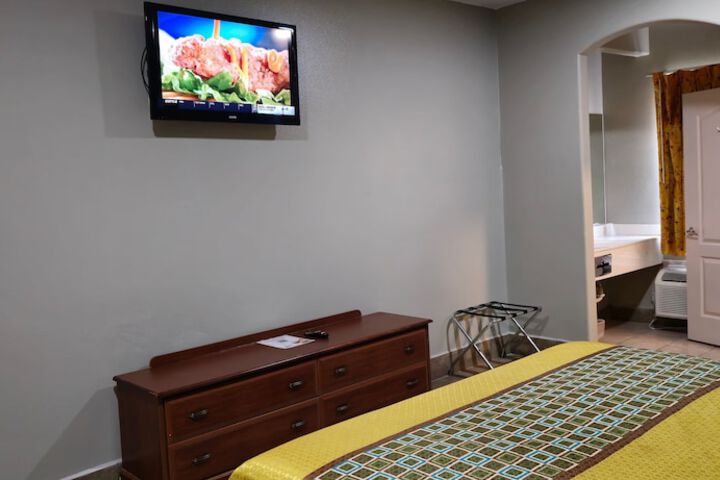 Room 100 of 121