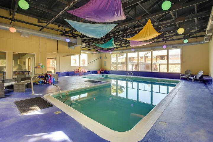 Comfortable Lincoln City Condo w / Patio & Views!
