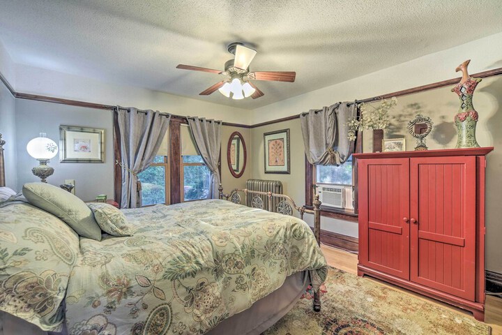 Elegant Superior Getaway 2 Mi to Downtown!