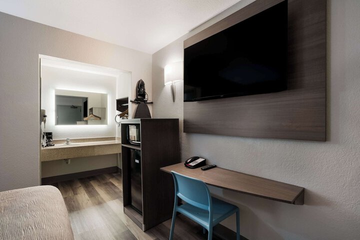 Room 17 of 35
