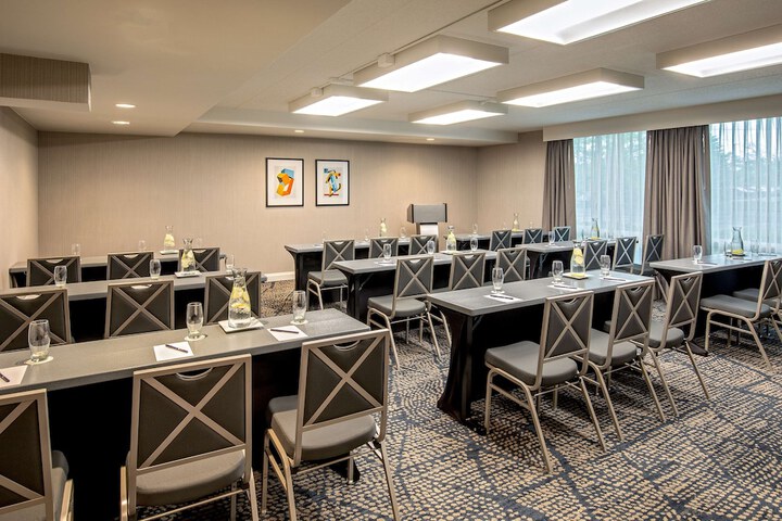 DoubleTree by Hilton Chicago - North Shore Conference Center
