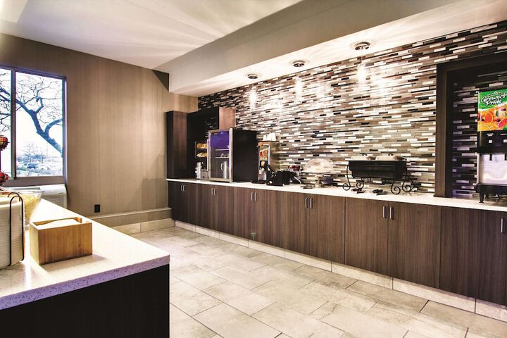 La Quinta Inn & Suites by Wyndham Cleveland Airport West