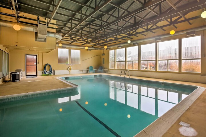 Lincoln Beach Condo w / Balcony + Ocean Views!