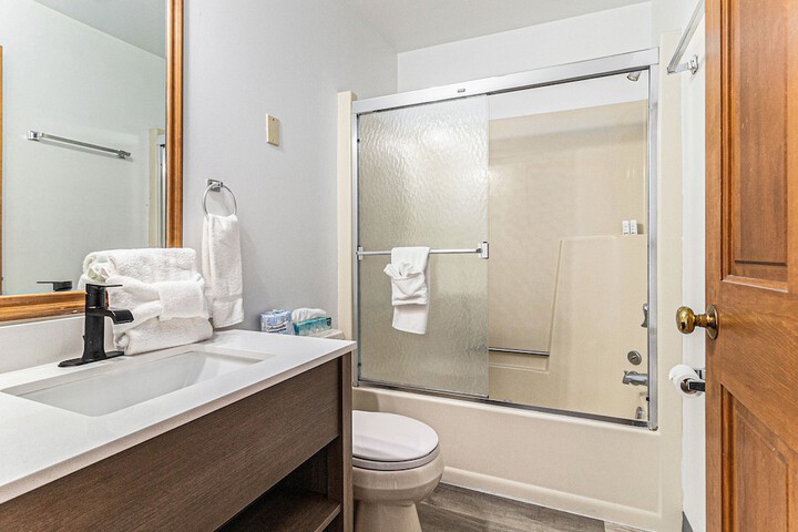 Snyders Shoreline Inn
