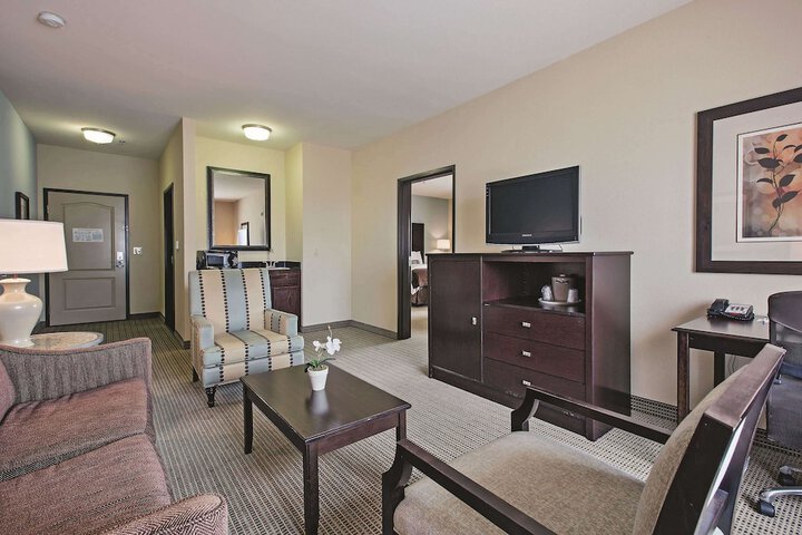 La Quinta Inn & Suites by Wyndham DFW Airport West - Euless