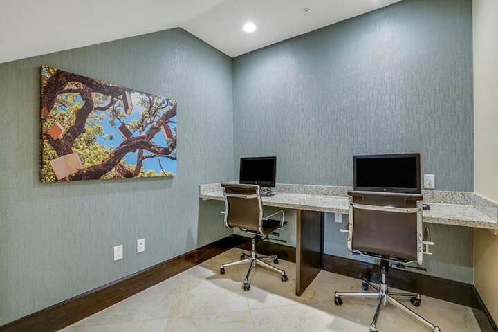 Hotel Dello Ft. Lauderdale Airport Tapestry Collection by Hilton