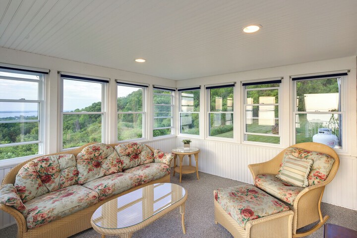 Lake View Champlain Home w / Hot Tub & Sauna!