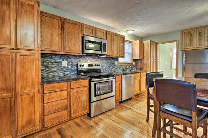 Stockton Lake Escape w / Kitchen Half Mile to Lake