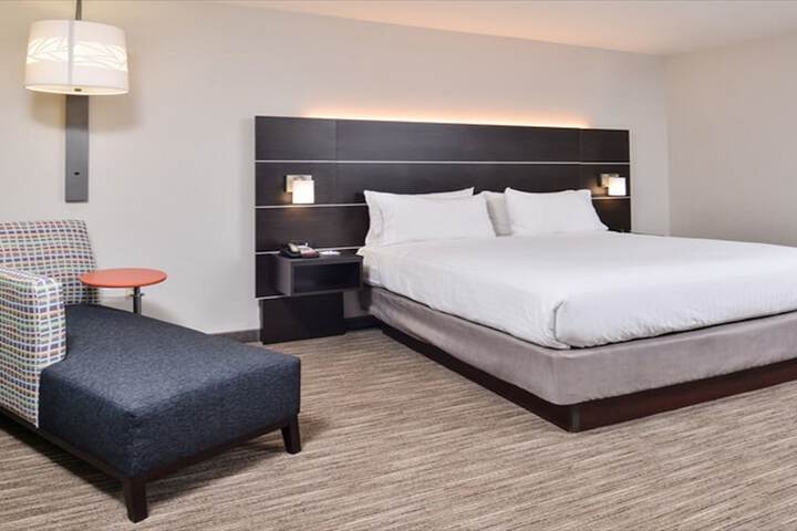 Holiday Inn Express & Suites Parkersburg East by IHG