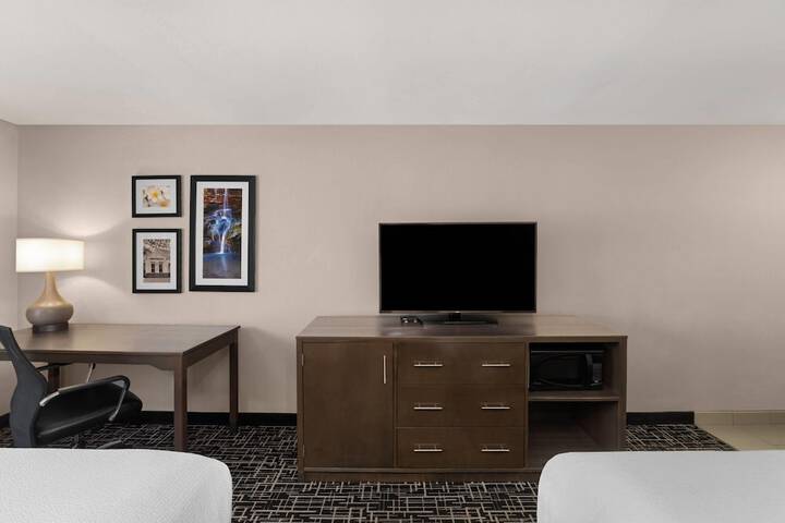 La Quinta Inn & Suites by Wyndham Fayetteville