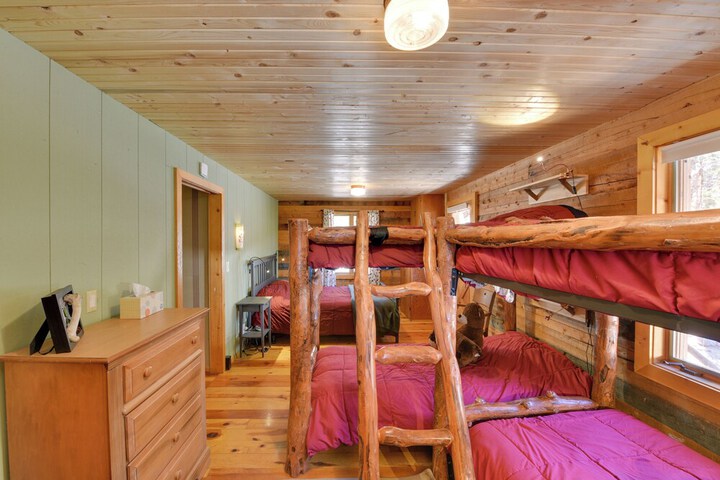 Idyllic Twin Lakes Escape w / Views of the Lakes
