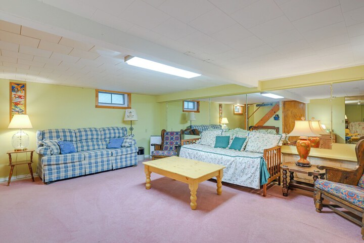 Walk to Beach: Long Island Wine Country Home!