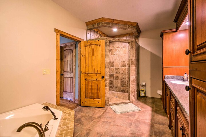 Tryon House w / Hot Tub - Near Equestrian Centers!