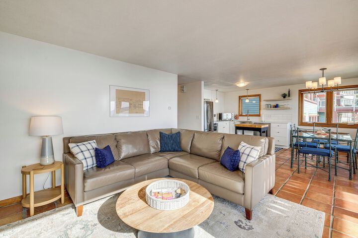 Oceanside Escape w / Stunning Views: Walk to Beach!
