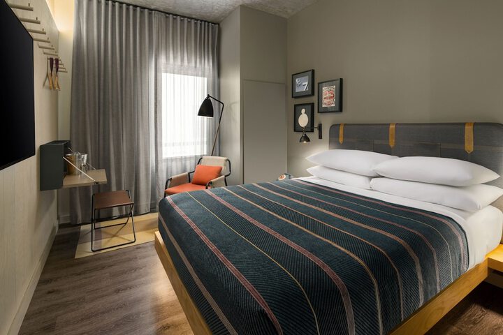 Room 15 of 33