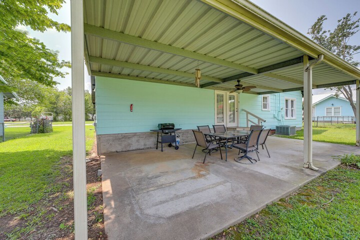 Walk to Lake Parks & Dining: Eufala Family Home!