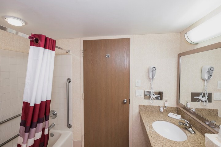 Red Roof Inn & Suites Mt. Holly - McGuire AFB