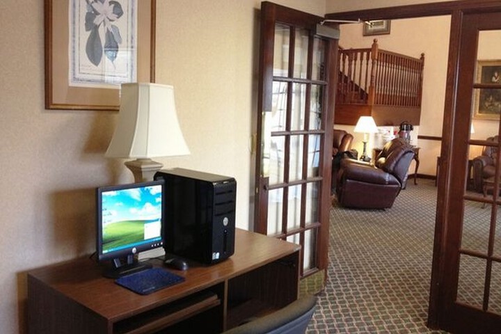 Lounge 11 of 13