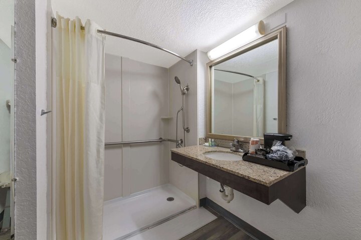 Room 16 of 39