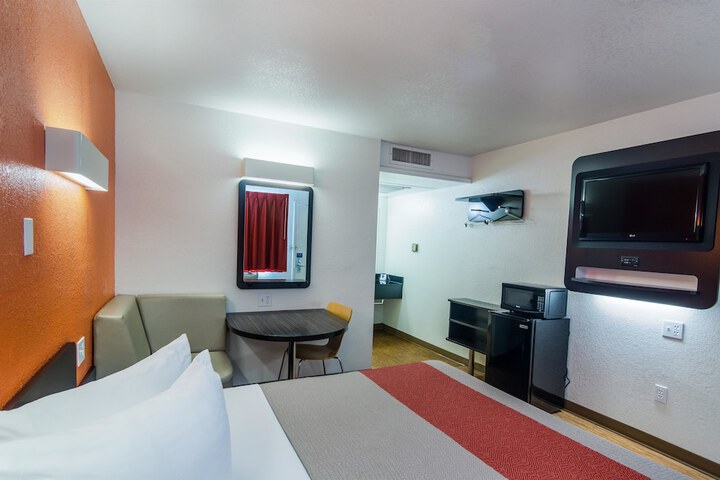 Room 13 of 40