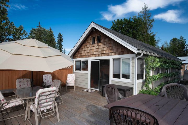 Charming Lakefront Cabin w / Deck & Fire Pit!