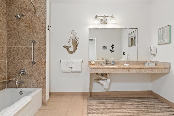 Beach House Inn & Suites