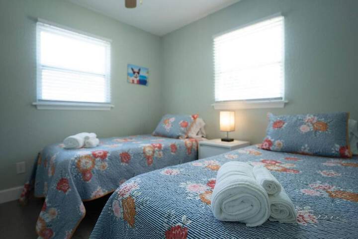 Heated Pool Close to St. Pete Tampa Pet Friendly