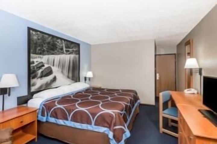 Room 13 of 28