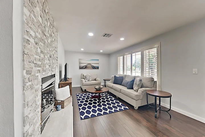 Charming Getaway W / New Kitchen & Private Backyard 3 Bedroom Home