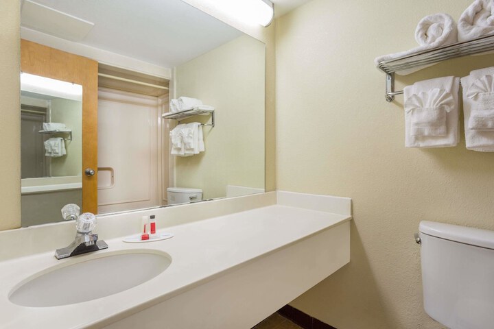 Room 10 of 16