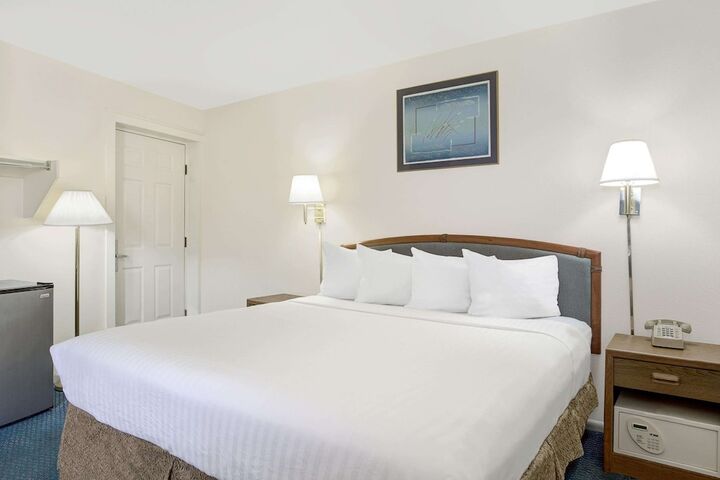 Room 18 of 28