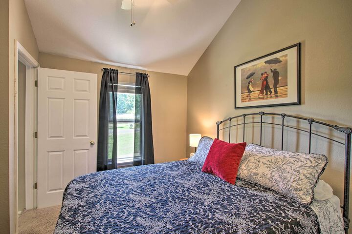 turtle Rock - Ironton Cabin w / Furnished Patio!