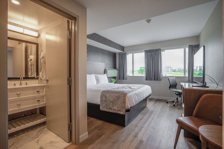 Monte Carlo Inn Oakville Suites