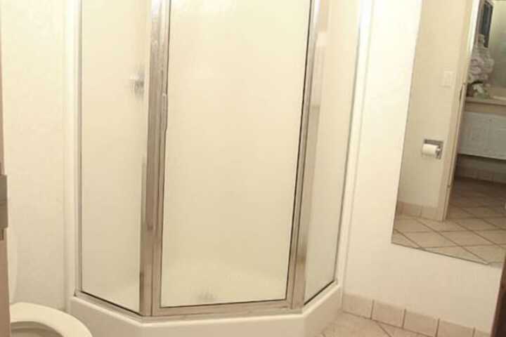 Room 10 of 33