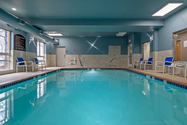 Holiday Inn Express Hotel & Suites Woodbridge by IHG