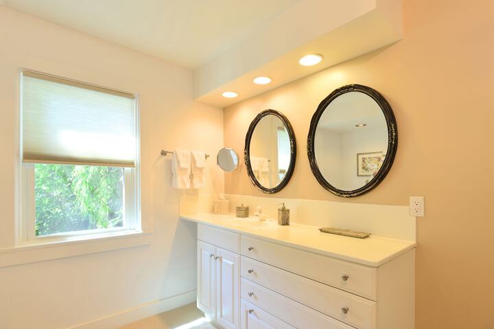 1795 Acorn Inn B & B