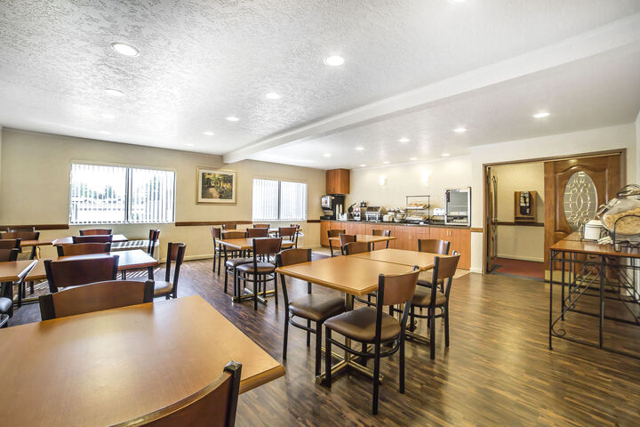 Econo Lodge Inn & Suites