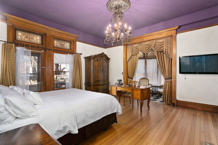 Room 26 of 102