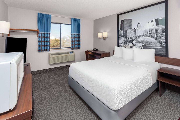 Super 8 by Wyndham Romeoville Bolingbrook