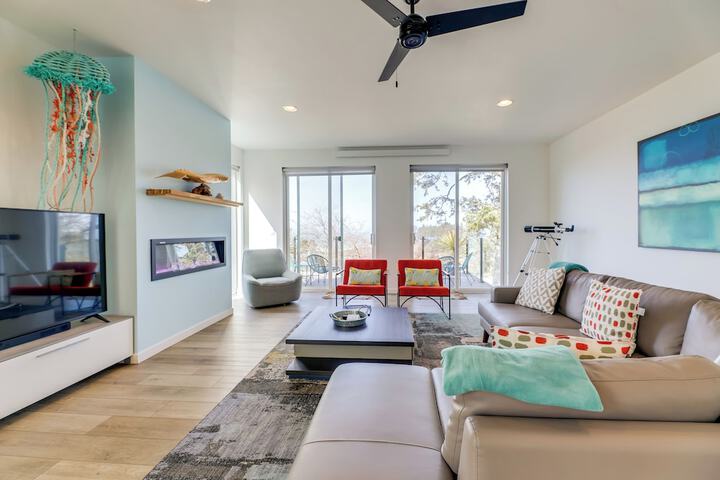 Scenic Depoe Bay Townhome w / Deck 1 Mi to Parks!