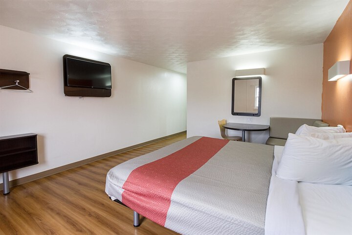 Room 13 of 32
