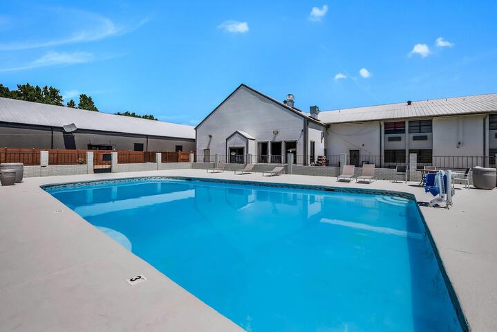 Clarion Pointe Marshall