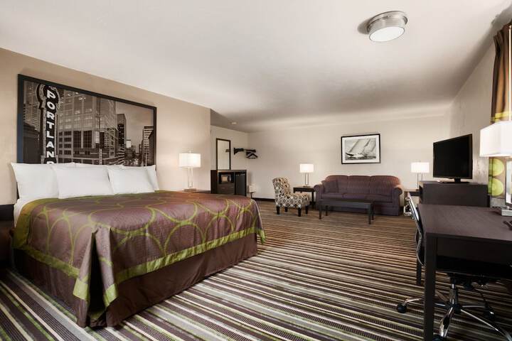 Super 8 by Wyndham Woodburn