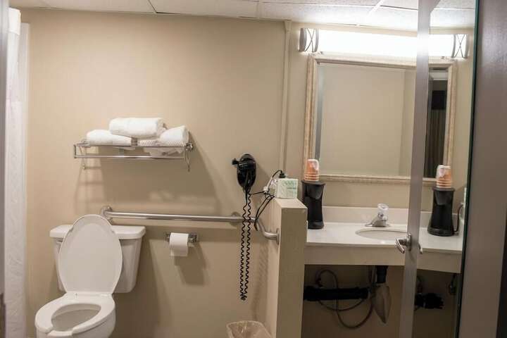 Quality Inn & Suites Moline - Quad Cities
