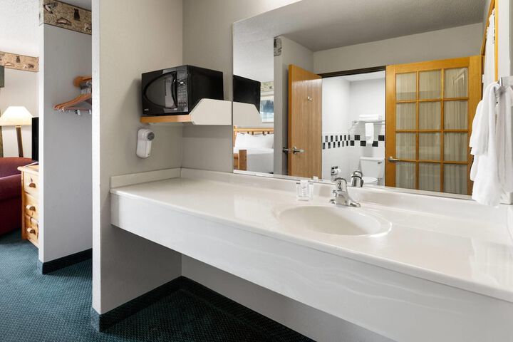 Shell Lake Lodge a Travelodge by Wyndham