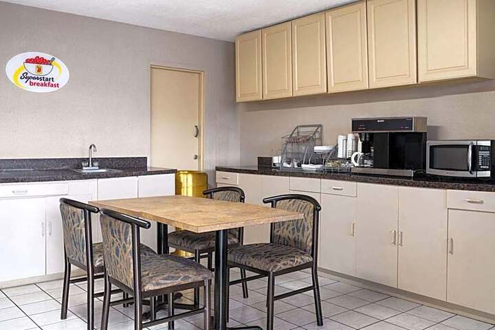 Super 8 by Wyndham Youngstown / Girard