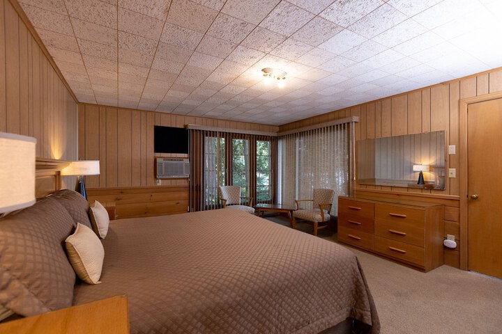 Room 33 of 192